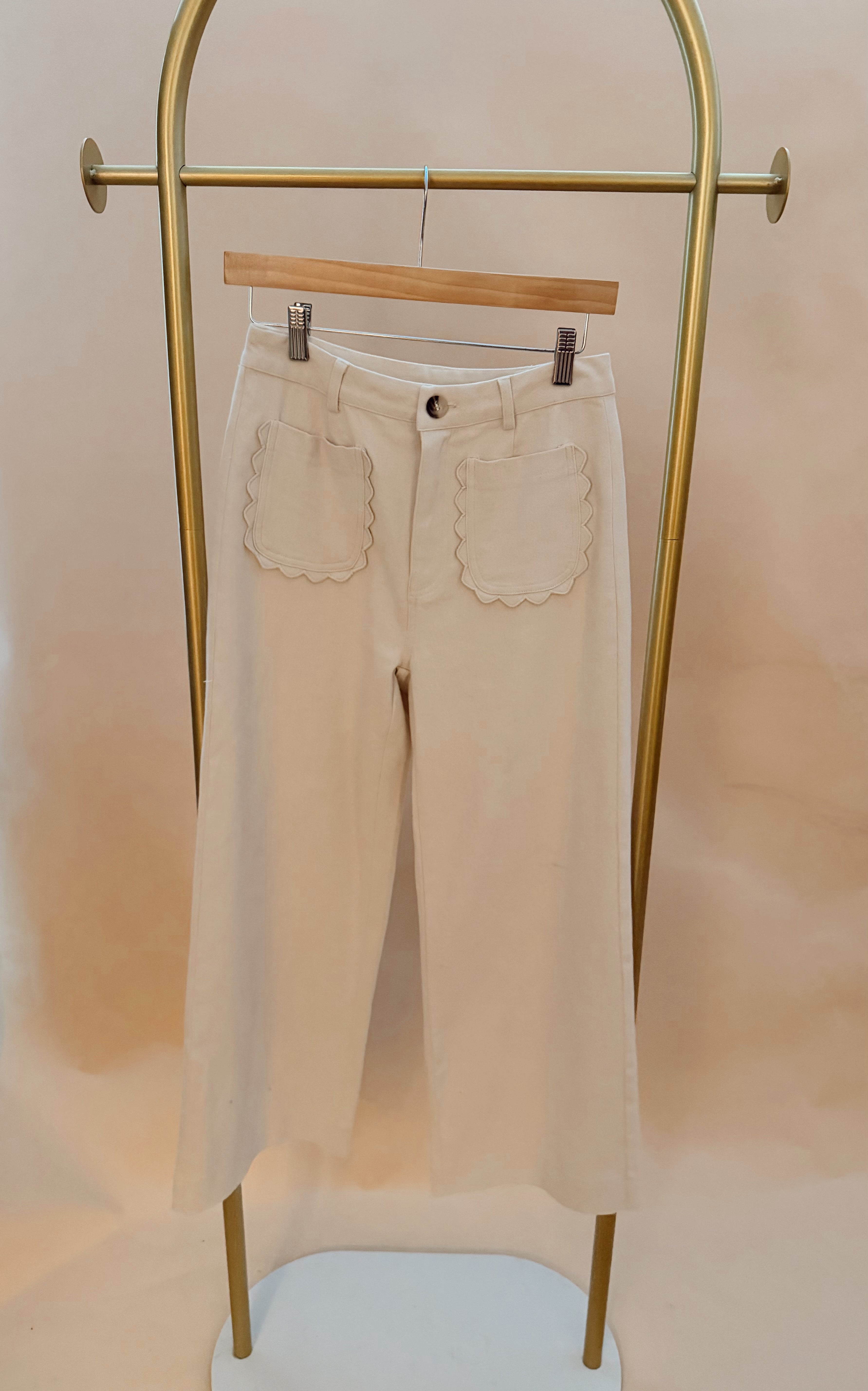 Wide leg pant with scalloped trim pocket