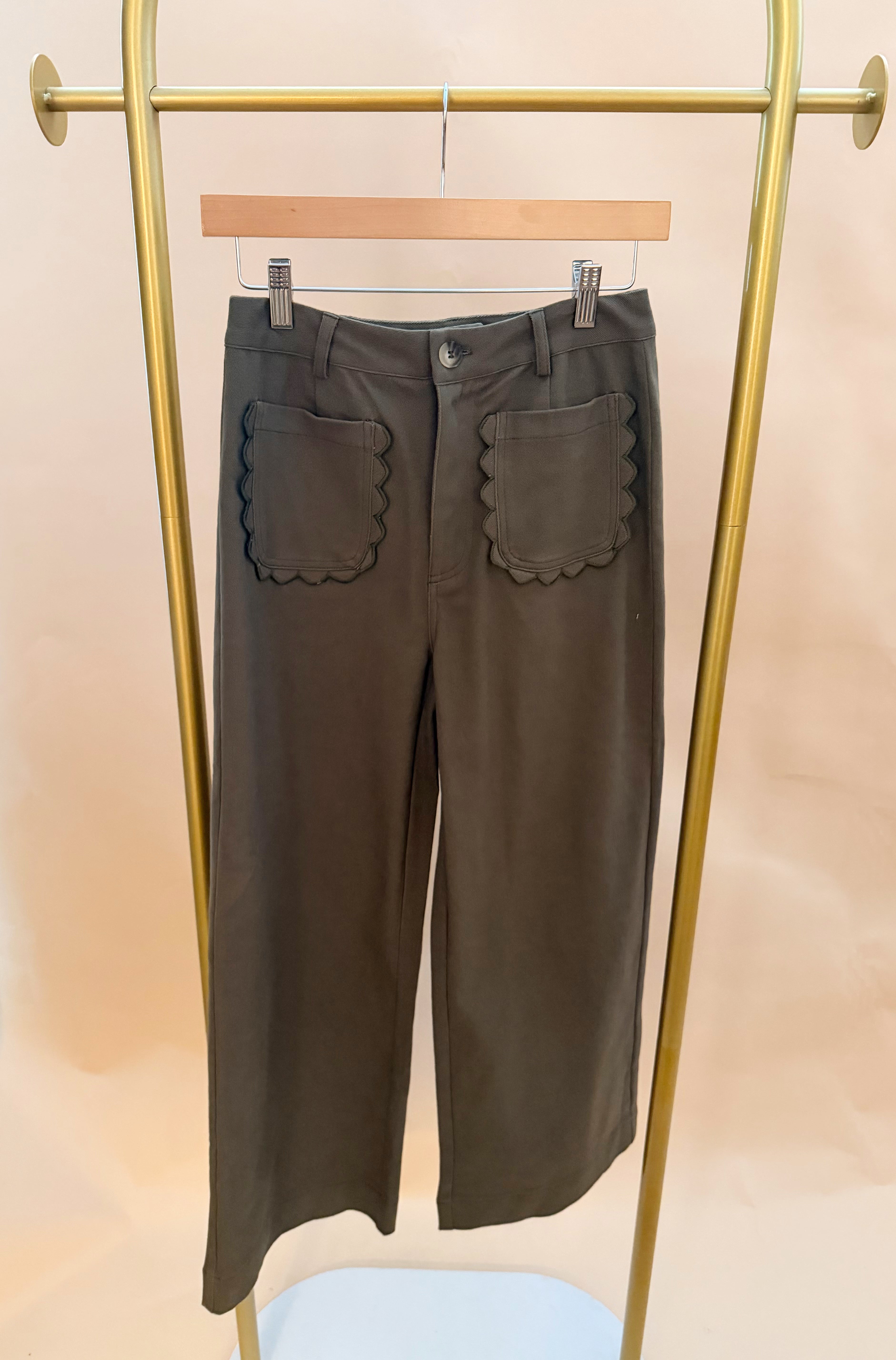 Wide leg pant with scalloped trim pocket