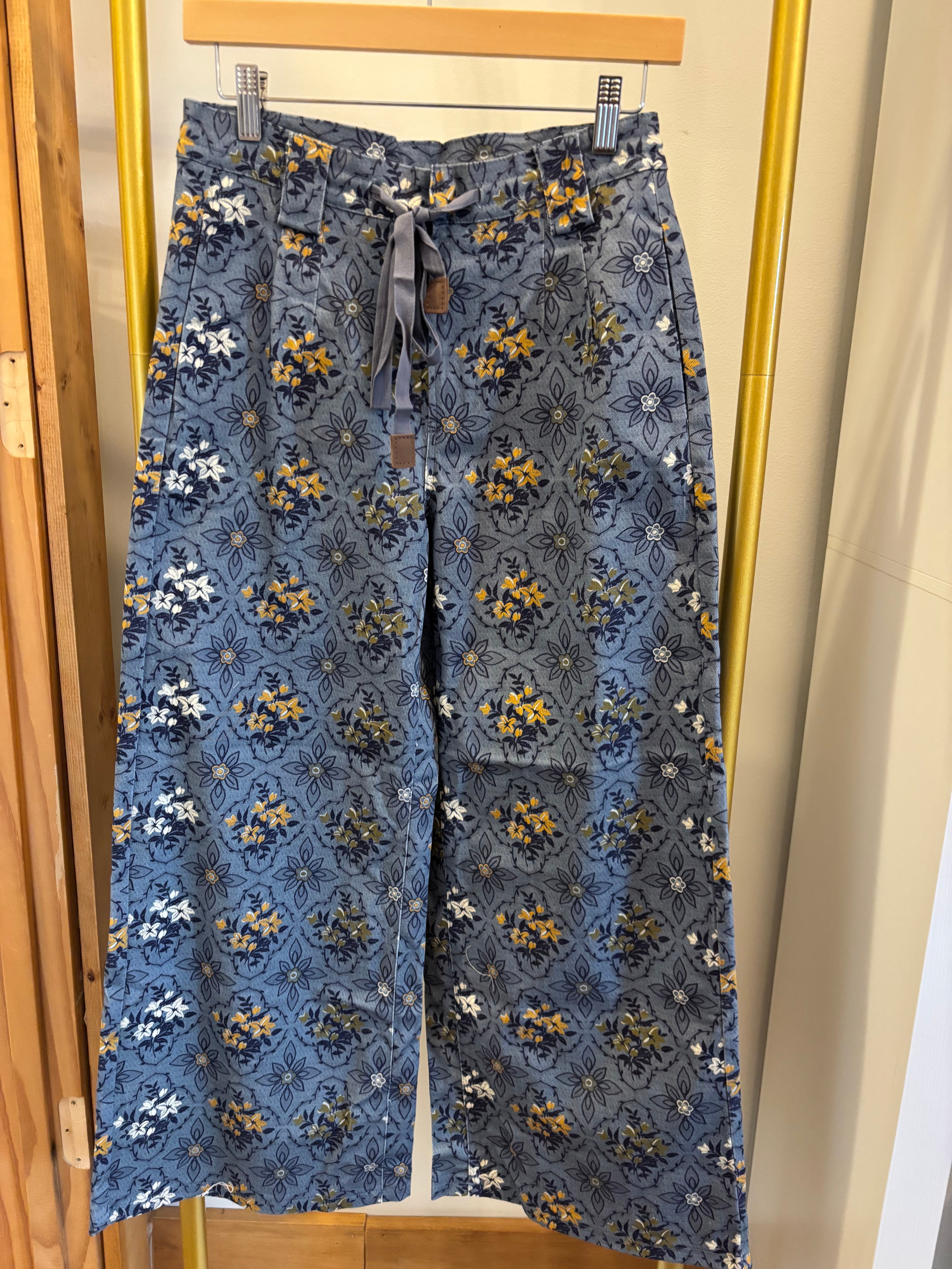 Wide leg pant with tie