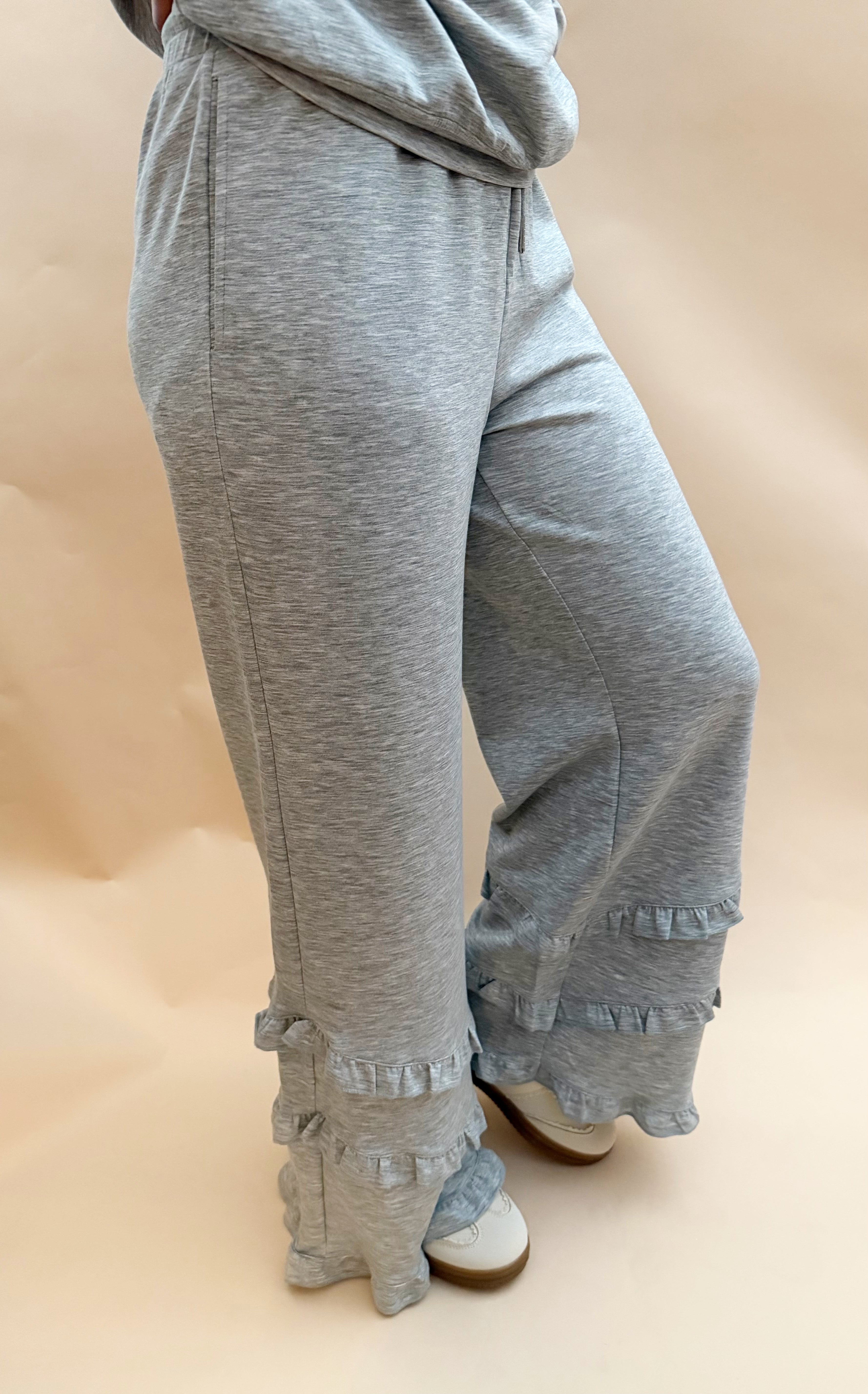 Ruffle bottom stretch pant