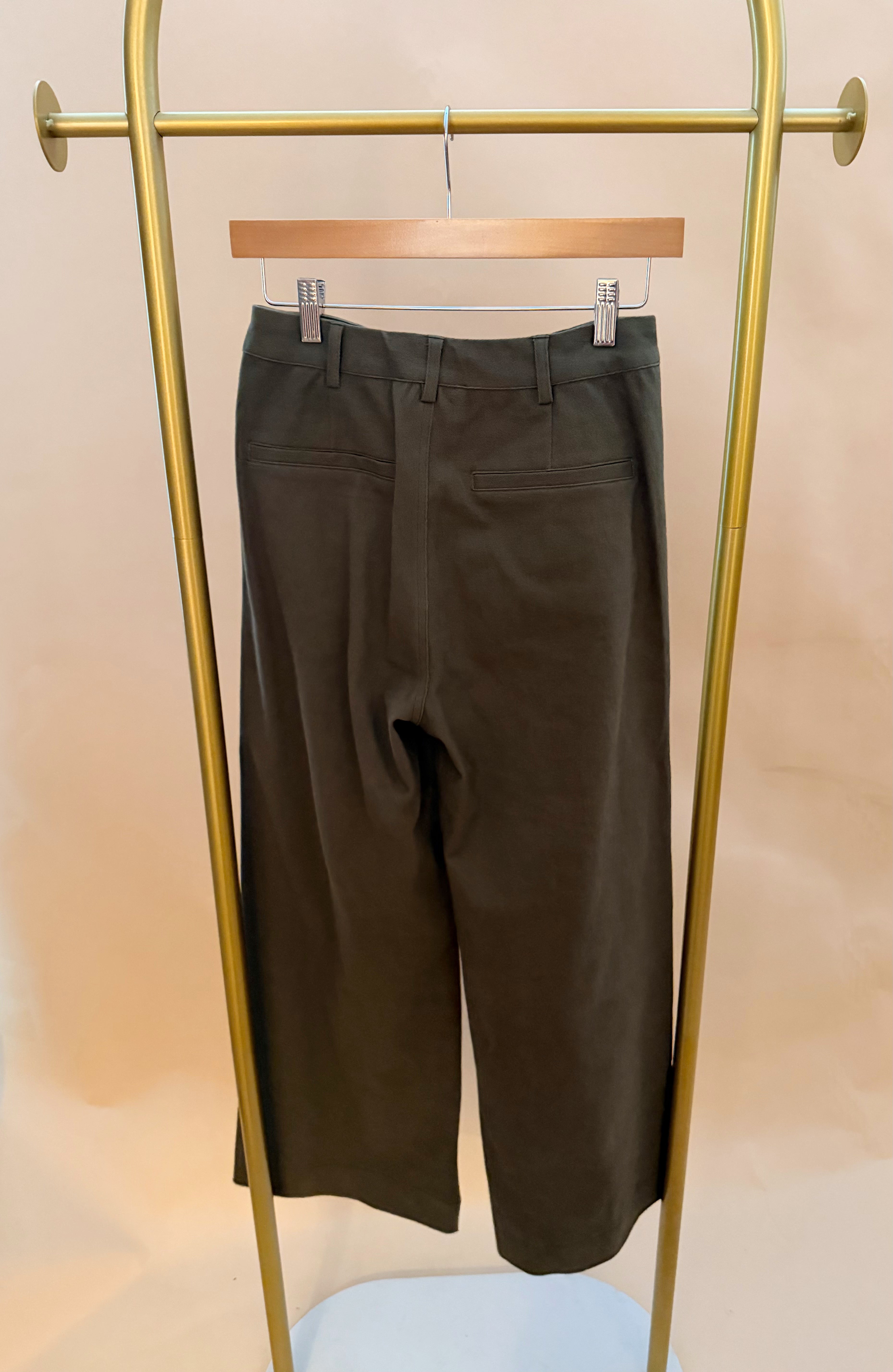 Wide leg pant with scalloped trim pocket